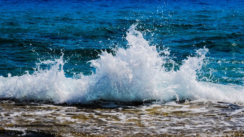 汹涌的海浪图片(12张)
