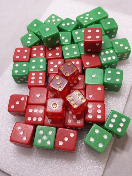 各种颜色的骰子图片(12张)