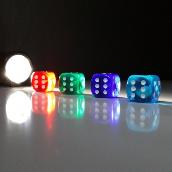 各种颜色的骰子图片(12张)