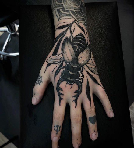 手背图案纹身-9张帅气的大花手背纹身图案作品