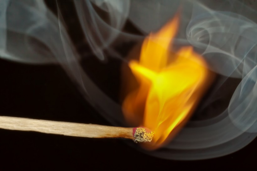 燃烧的火柴棒图片(10张)