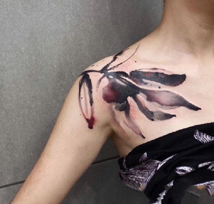 水墨画纹身 肩背部的一组中国风水墨纹身图片