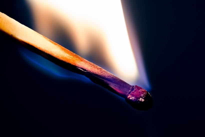 燃烧的火柴棒图片(10张)