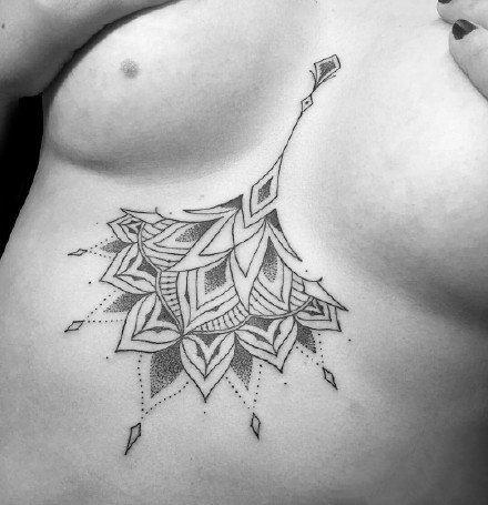 胸上纹身 超性感的女士胸部纹身图片9张