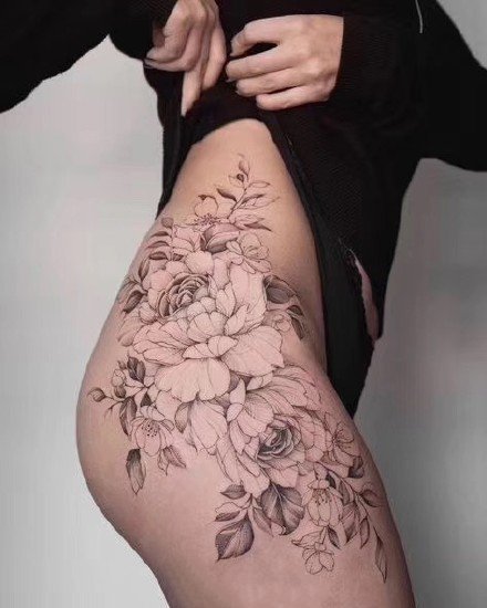 大腿素花纹身 女士大腿处性感的素花纹身图片