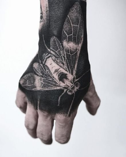 黑色手背纹身 手背上深黑色的纹身作品欣赏