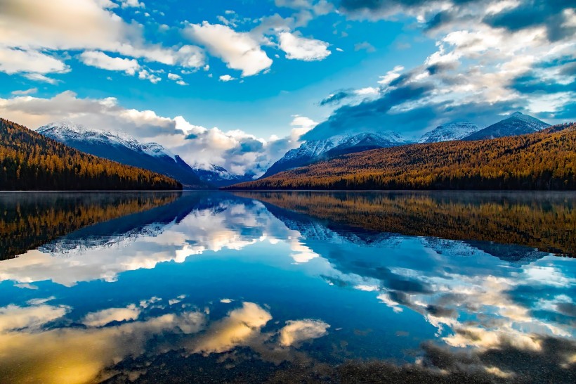 湖泊中的自然风景倒影图片(12张)
