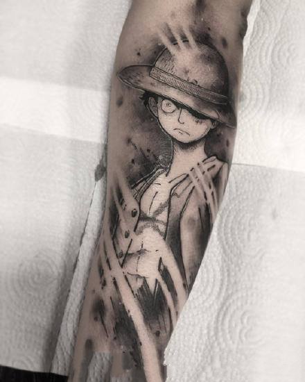 手臂上黑色的一组动漫人物角色纹身图片