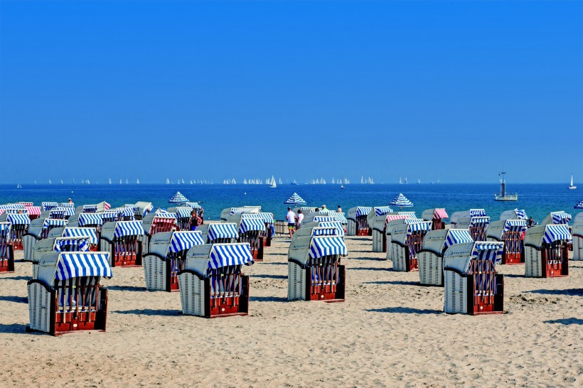 排列在沙滩上的沙滩椅图片(13张)