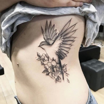 燕子纹身图 黑灰色的一组灵动飞翔燕子纹身图片