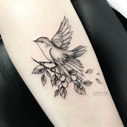 燕子纹身图 黑灰色的一组灵动飞翔燕子纹身图片