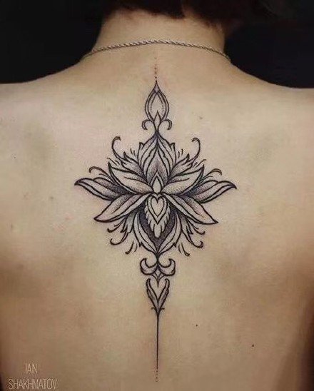 后背纹身梵花 女生后脖子到后背脊柱处的莲花梵花纹身图片