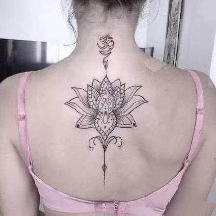 后背纹身梵花 女生后脖子到后背脊柱处的莲花梵花纹身图片