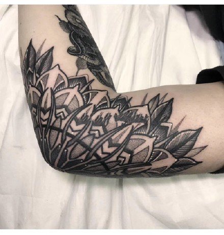 胳膊肘纹身 9张纹在手臂胳膊肘处的点刺梵花纹身图片