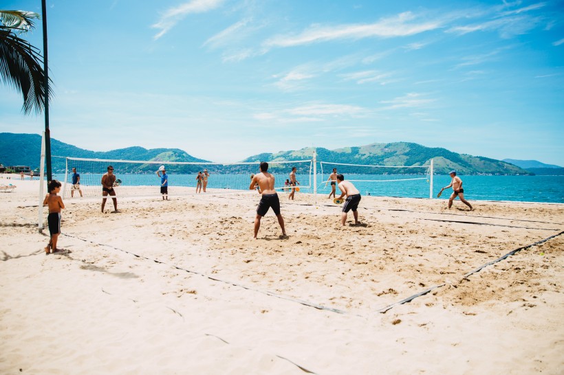 在沙滩打排球的人图片(11张)