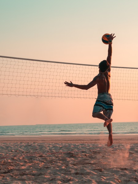 在沙滩打排球的人图片(11张)