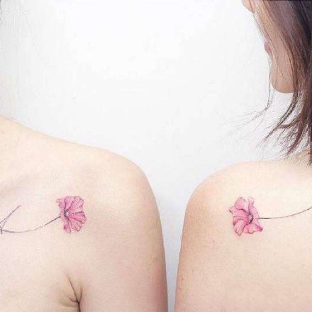 小清新肩花纹身 女生肩部的一组小清新花朵纹身图片