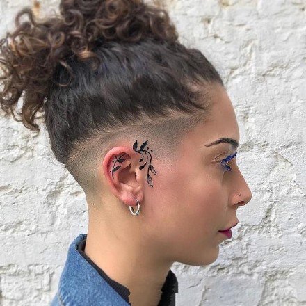 耳软骨纹身 耳朵上的9张个性的小纹身图案
