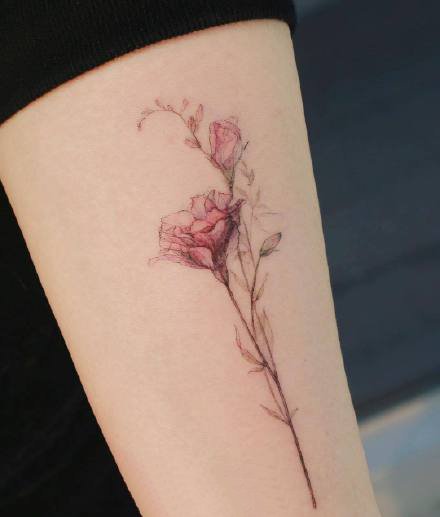 女生花朵纹身 彩色的一组适合女孩子的花卉纹身图片