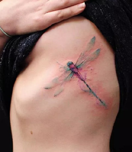 蜻蜓纹身 9张蜻蜓题材的彩色纹身图片