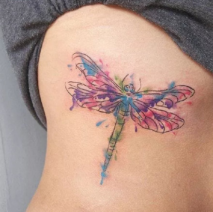 蜻蜓纹身 9张蜻蜓题材的彩色纹身图片
