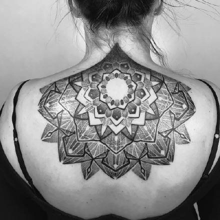 9张后背位置的背部点刺梵花纹身图案