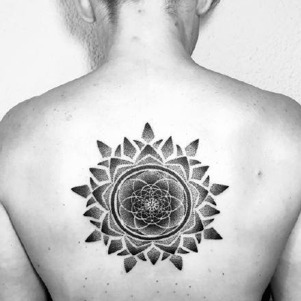 9张后背位置的背部点刺梵花纹身图案