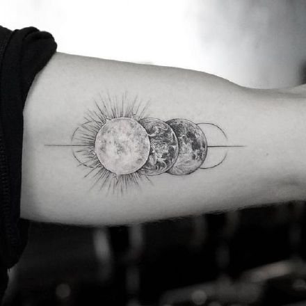 小星球纹身 小臂胳膊上的漂亮星球主题纹身图案