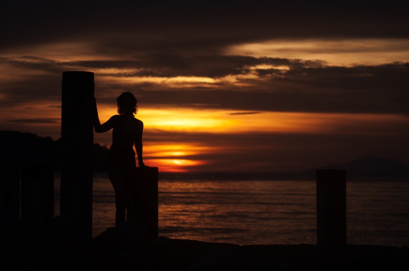 在海边看日落的人图片(11张)