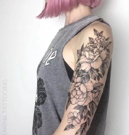 大臂素花纹身  9款女士的大臂黑灰花朵植物纹身图案