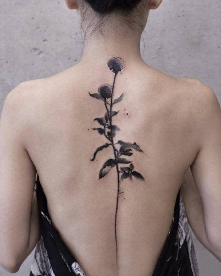 脊椎纹身 女生后背脊柱处唯美感觉的纹身图片