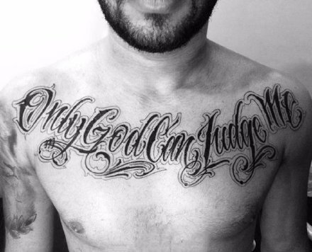 胸口花体字纹身 男性胸部的黑灰色花体字纹身图片