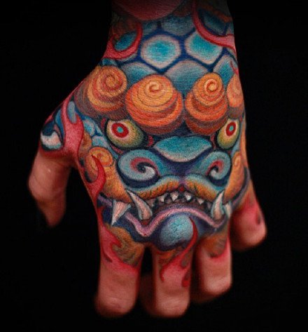 手背传统纹身 9张大胆浓郁的传统唐狮等手背纹身图案