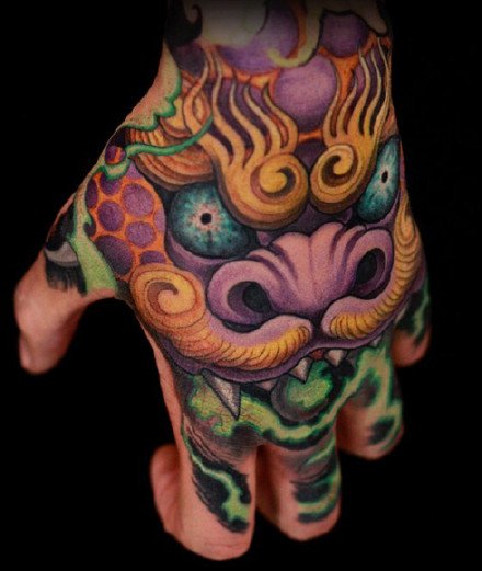 手背传统纹身 9张大胆浓郁的传统唐狮等手背纹身图案