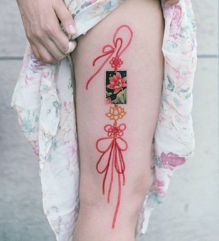 日式传统的扇子绳结等红色调小清新纹身图片