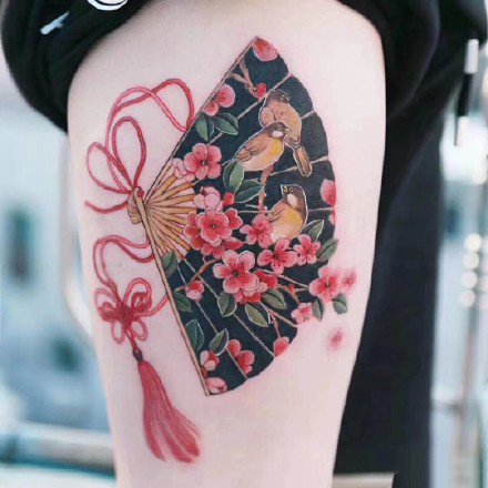 日式传统的扇子绳结等红色调小清新纹身图片