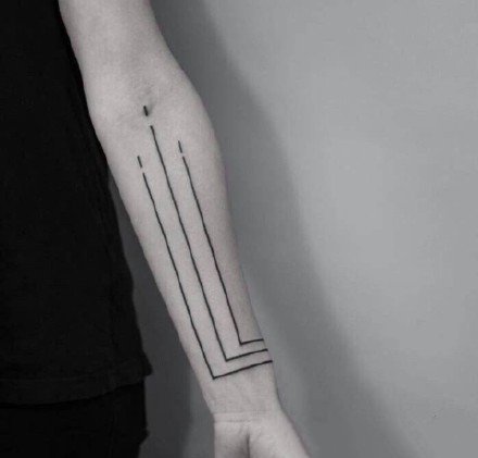 几何线条纹身 9张简单风格的极简线条纹身作品
