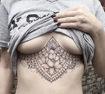 性感胸部纹身 9款女生别致优雅的胸下梵花纹身图案