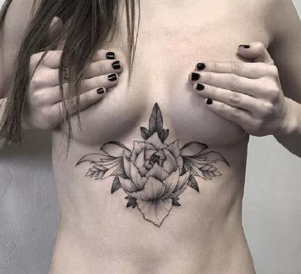 性感胸部纹身 9款女生别致优雅的胸下梵花纹身图案