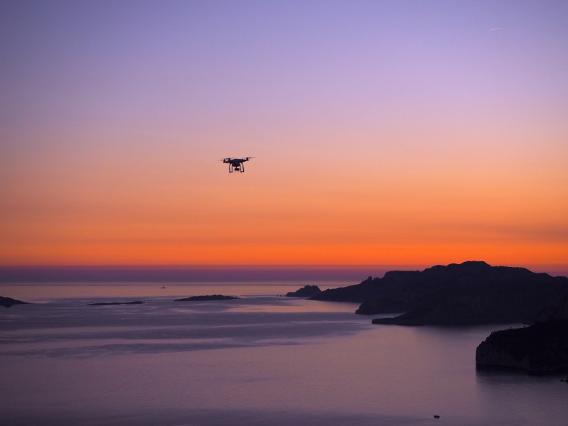空中的无人机图片(13张)