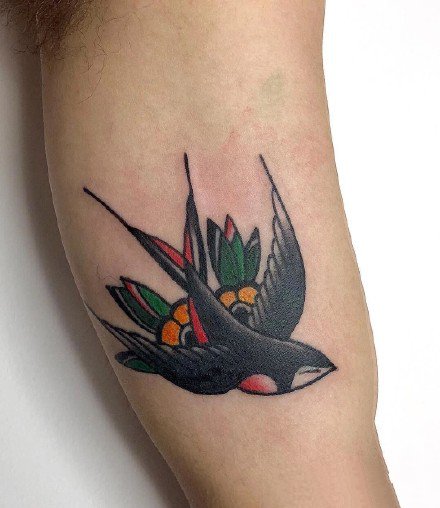 飞燕纹身 9张灵巧的小鸟燕子主题纹身图片