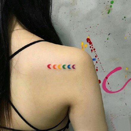 极简渐变色的彩虹条小清新纹身图片