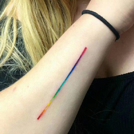 极简渐变色的彩虹条小清新纹身图片