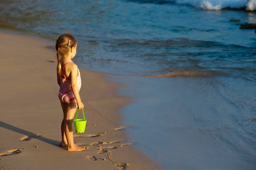 在海边玩耍的小女孩图片(10张)