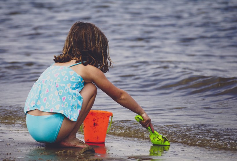 在海边玩耍的小女孩图片(10张)