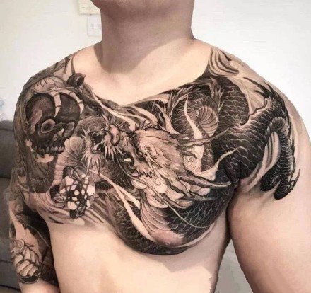 男士花胸纹身 9张传统风格的男性花胸纹身作品图片