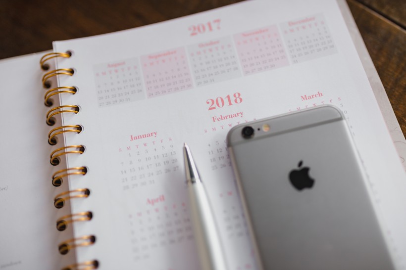 桌子上的日历和手机图片(13张)