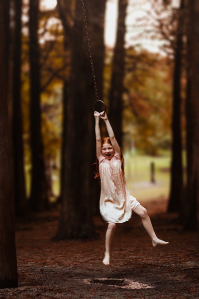 树林中的小女孩图片(12张)