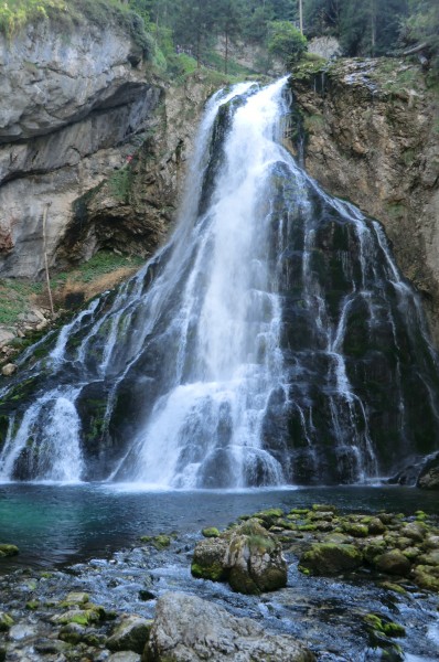 山涧中的瀑布图片(15张)