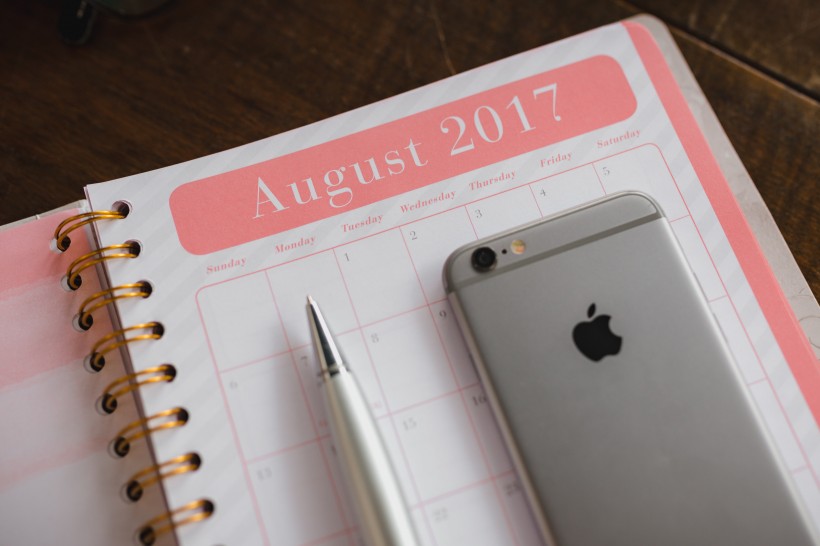 桌子上的日历和手机图片(13张)